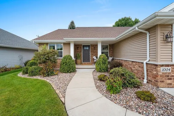1004 HEYERDAHL HTS, Hobart, WI 54313