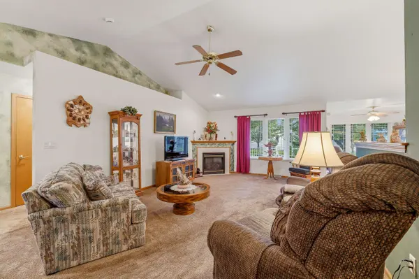 456 WYLDEWOOD DR #B, Oshkosh, WI 54904