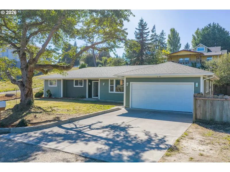3726 STANTON AVE, North Bend, OR 97459