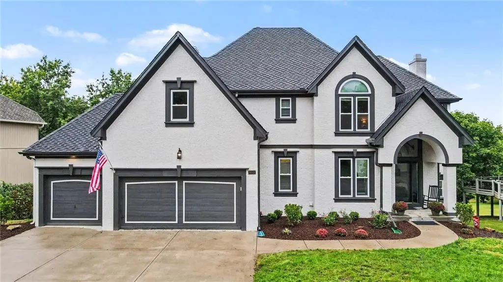 8008 Park Ridge DR, Parkville, MO 64152