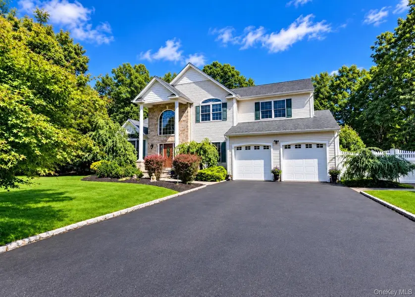 5 Keystone CT, Smithtown, NY 11787