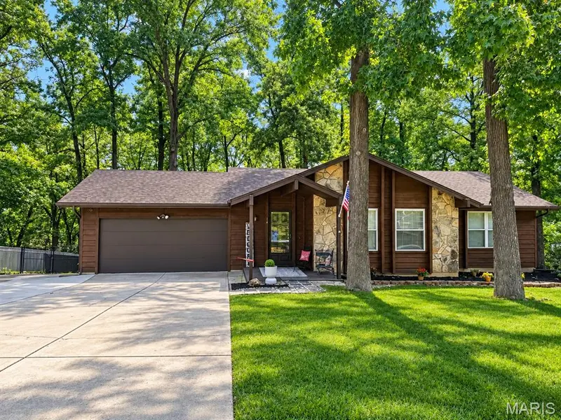 14 Cedarview CT, St Charles, MO 63303