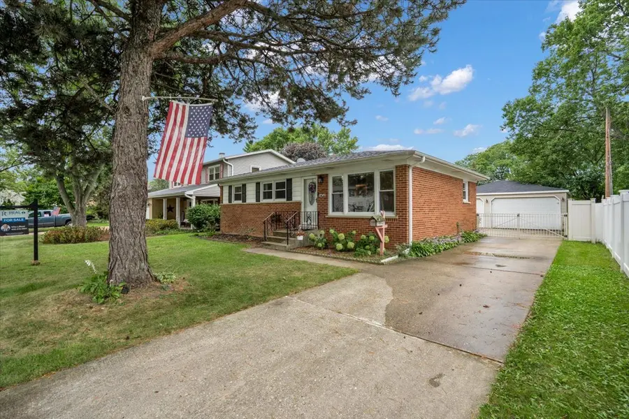 1402 S Robert DR, Mount Prospect, IL 60056