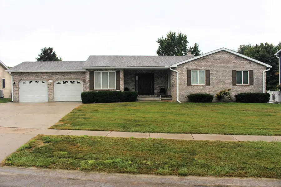 34 Colonial DR, Clinton, IL 61727