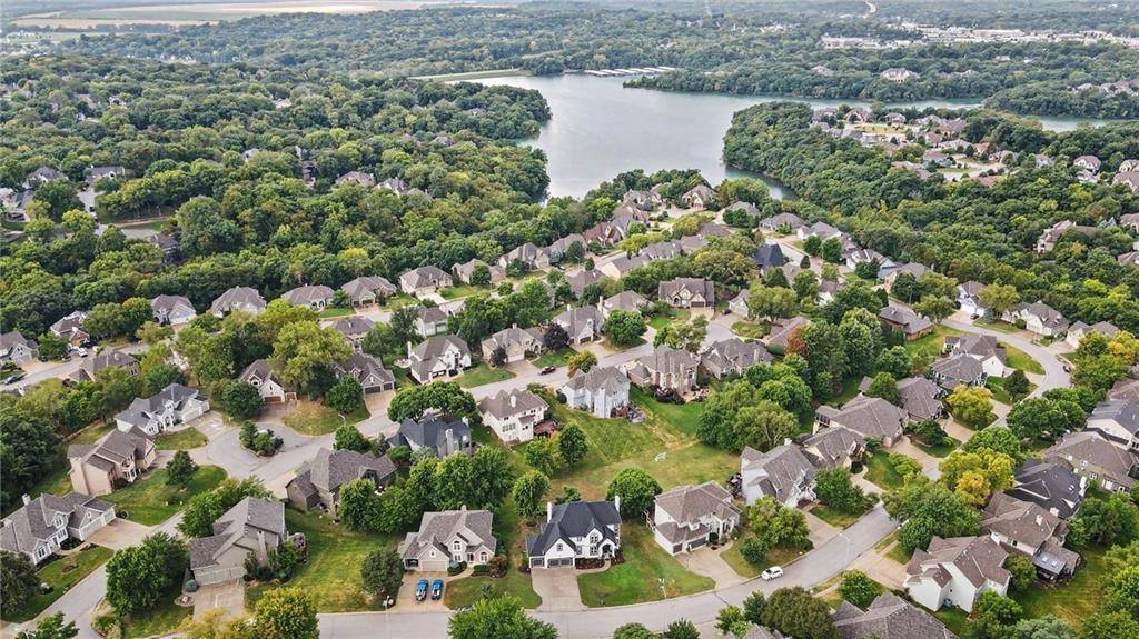 8008 Park Ridge DR, Parkville, MO 64152
