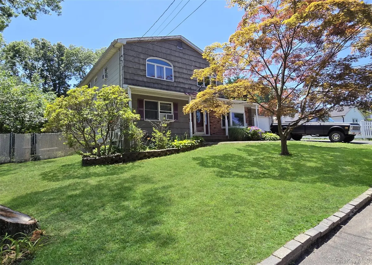 424 Alphabet ST, Holbrook, NY 11741