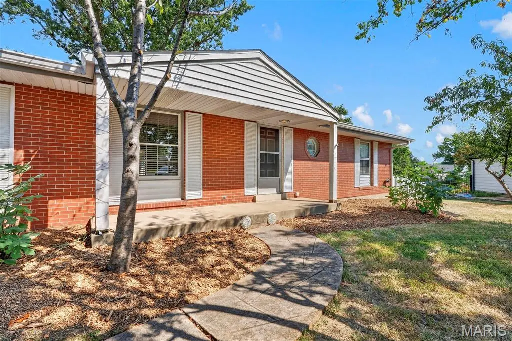17 Dorclin LN, St Louis, MO 63128
