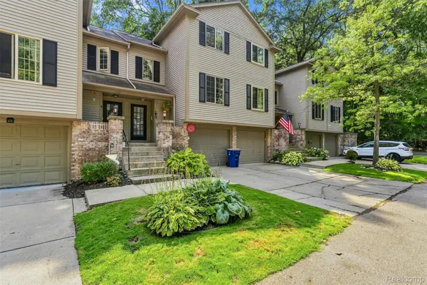 7109 Colonial Oaks DR, Waterford Charter Township, MI 48327