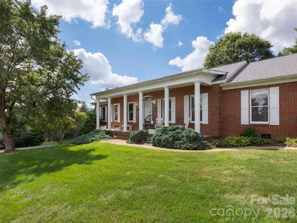 60 Beaumont DR, Hendersonville, NC 28739