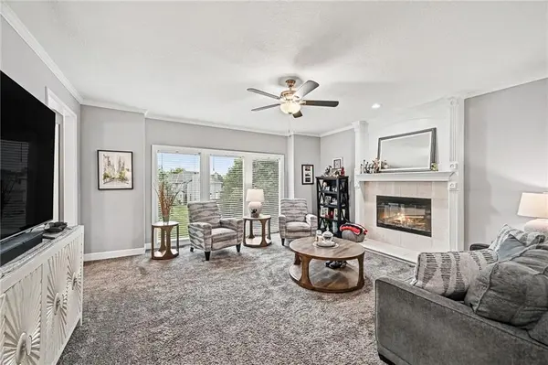 8008 Park Ridge DR, Parkville, MO 64152