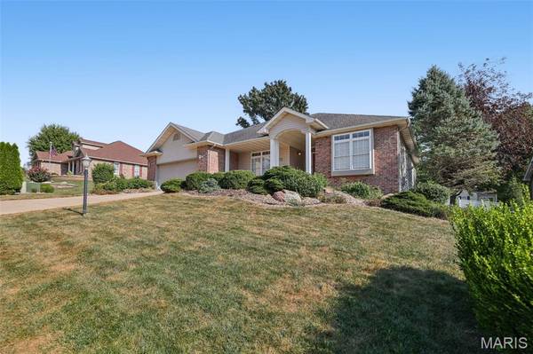 1403 White Oak TRL, Godfrey, IL 62035