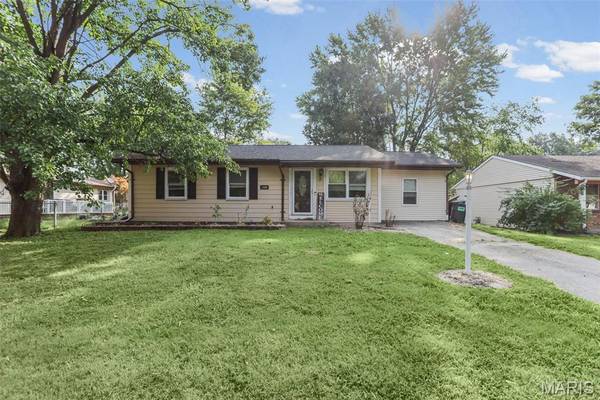 1608 Landmark DR, Mascoutah, IL 62258