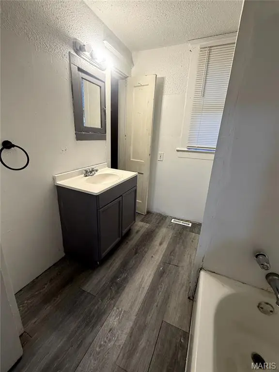 5651 Highland AVE, St Louis, MO 63112