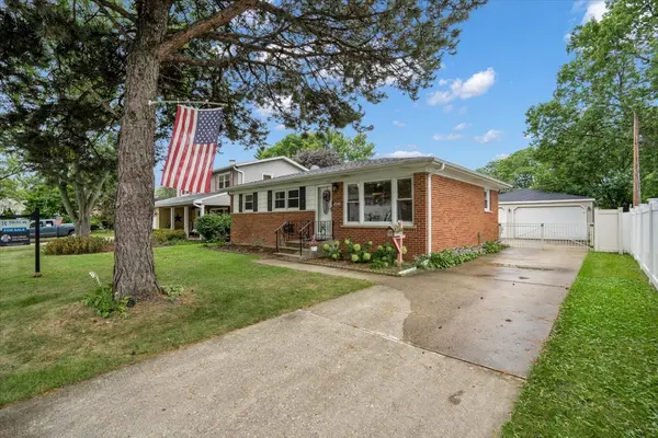 1402 S Robert DR, Mount Prospect, IL 60056
