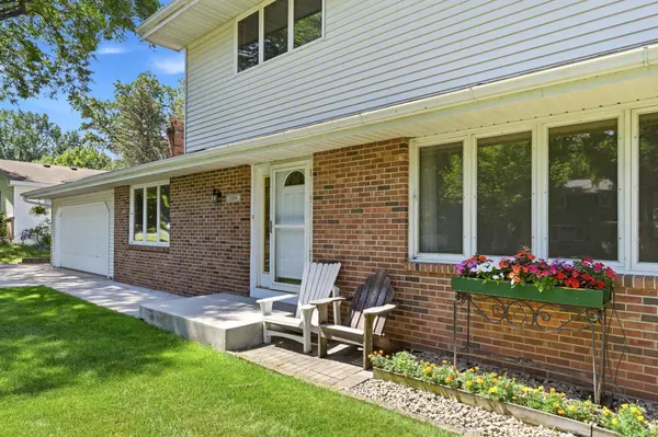 11006 Radisson DR, Burnsville, MN 55337
