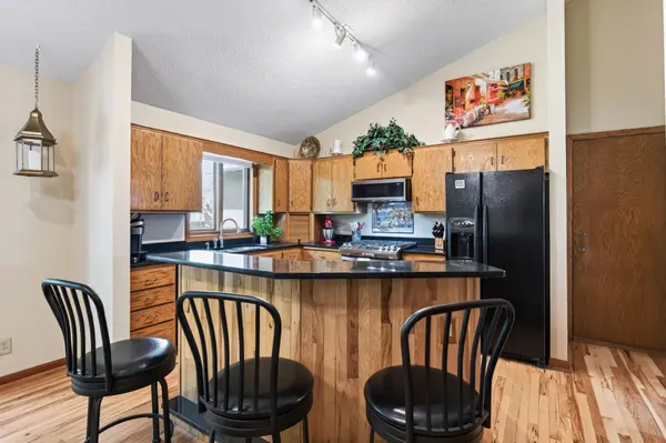 8746 Highwood WAY, Apple Valley, MN 55124