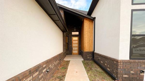 621 E Barajas TER, Mustang, OK 73064