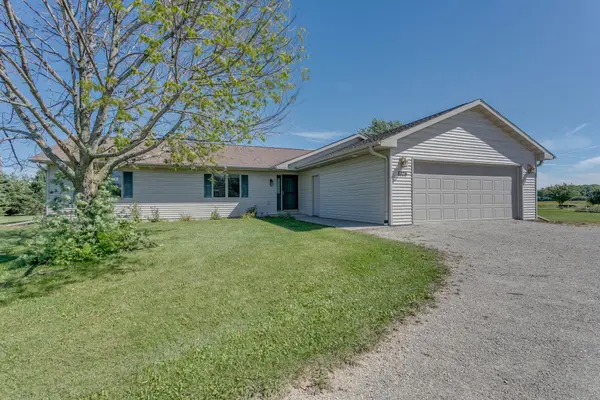 8826 N CLAYTON AVE, Neenah, WI 54956