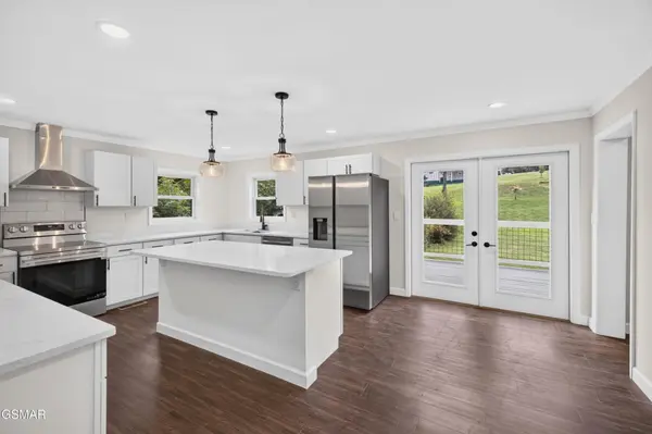 145 W Meeting Street, Dandridge, TN 37725