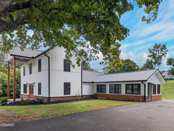 145 W Meeting Street, Dandridge, TN 37725