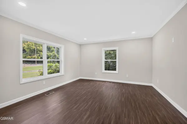 145 W Meeting Street, Dandridge, TN 37725