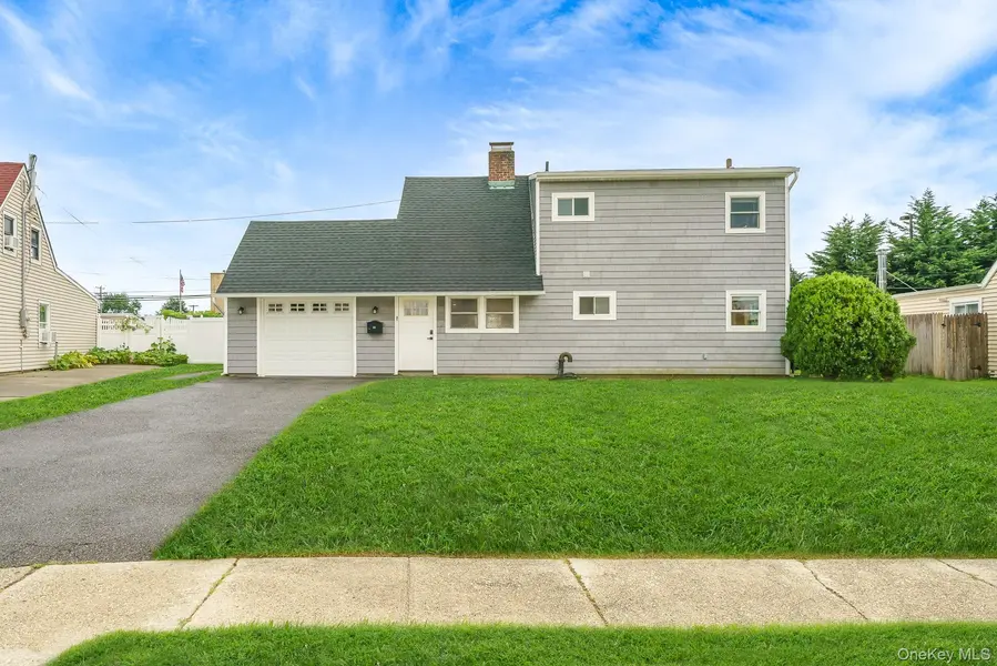 12 Squirrel LN, Levittown, NY 11756
