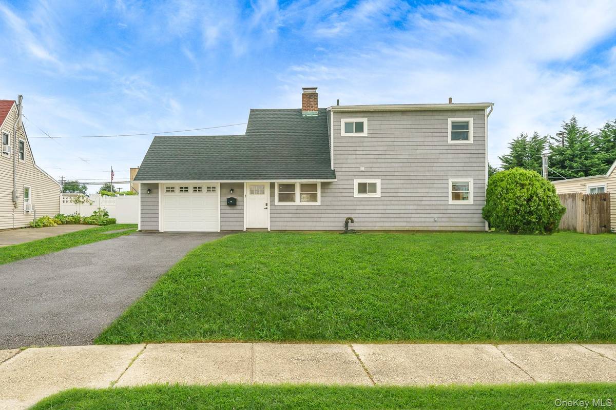 12 Squirrel LN, Levittown, NY 11756