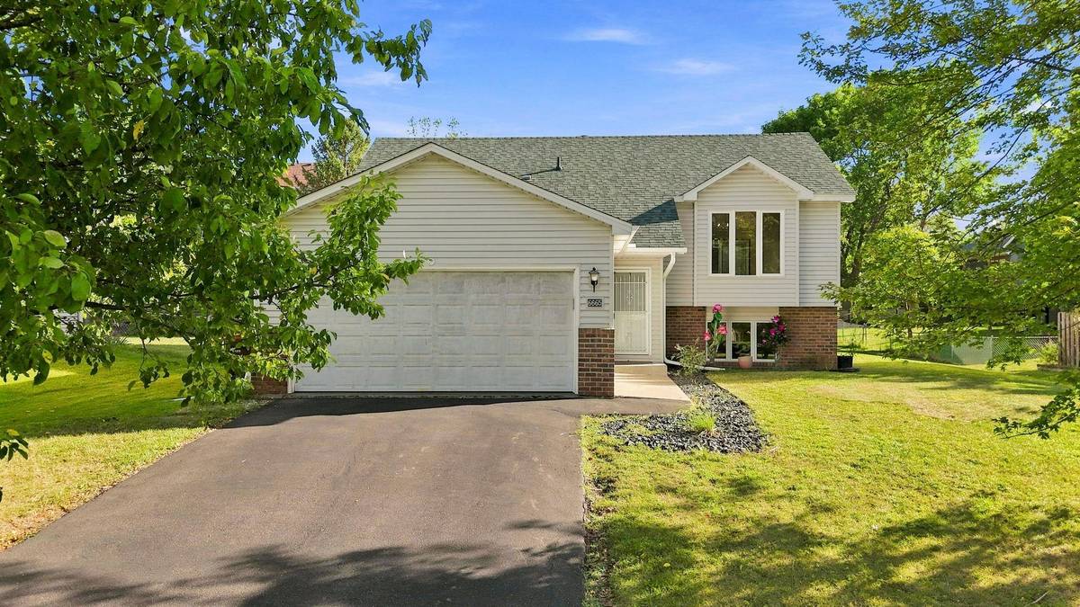 6665 13th Street CT N, Oakdale, MN 55128