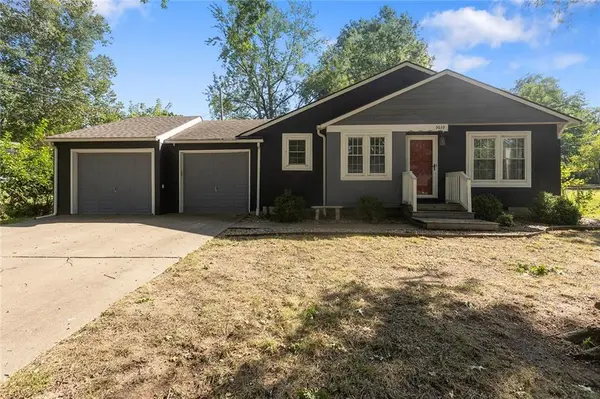5039 NE Park LN, Kansas City, MO 64118