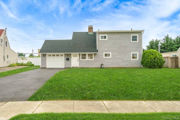 12 Squirrel LN, Levittown, NY 11756