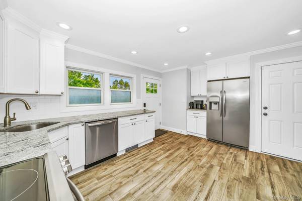 12 Squirrel LN, Levittown, NY 11756