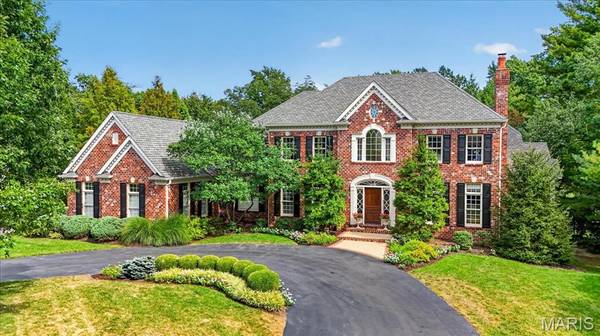 18 Cricklewood PL, Frontenac, MO 63131