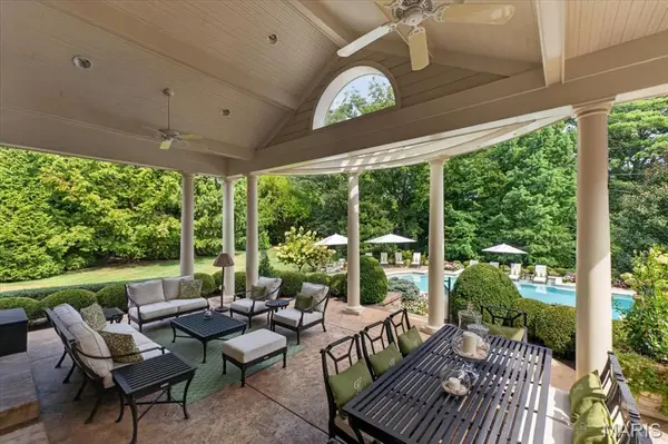 18 Cricklewood PL, Frontenac, MO 63131