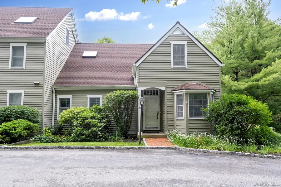 24 Millbrook Hollow LN, Millbrook, NY 12545