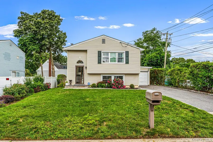 115 Margaretta AVE, Massapequa, NY 11758