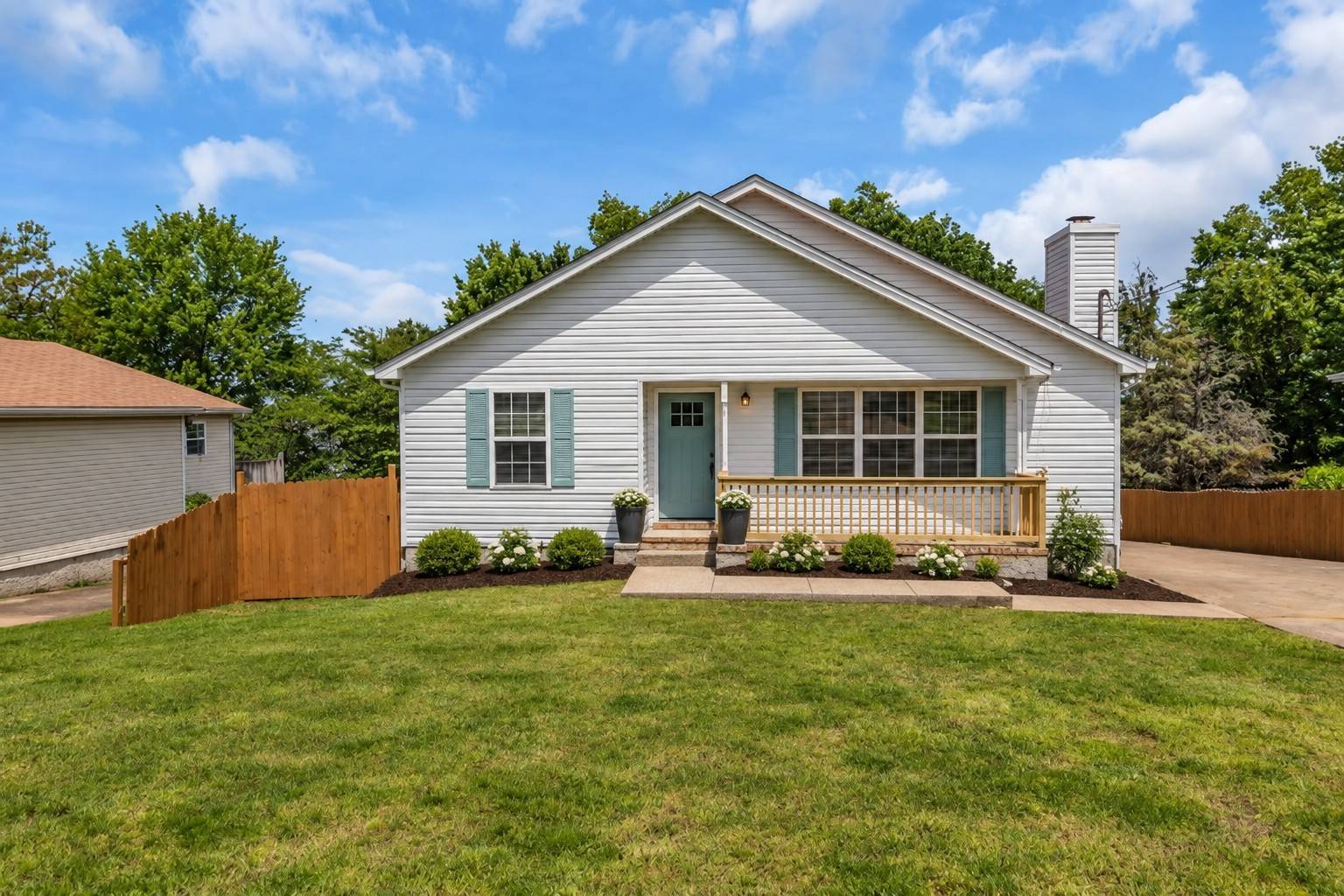240 Lake Forest Dr, La Vergne, TN 37086