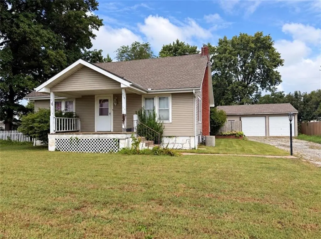 219 W 4th ST, Tonganoxie, KS 66086