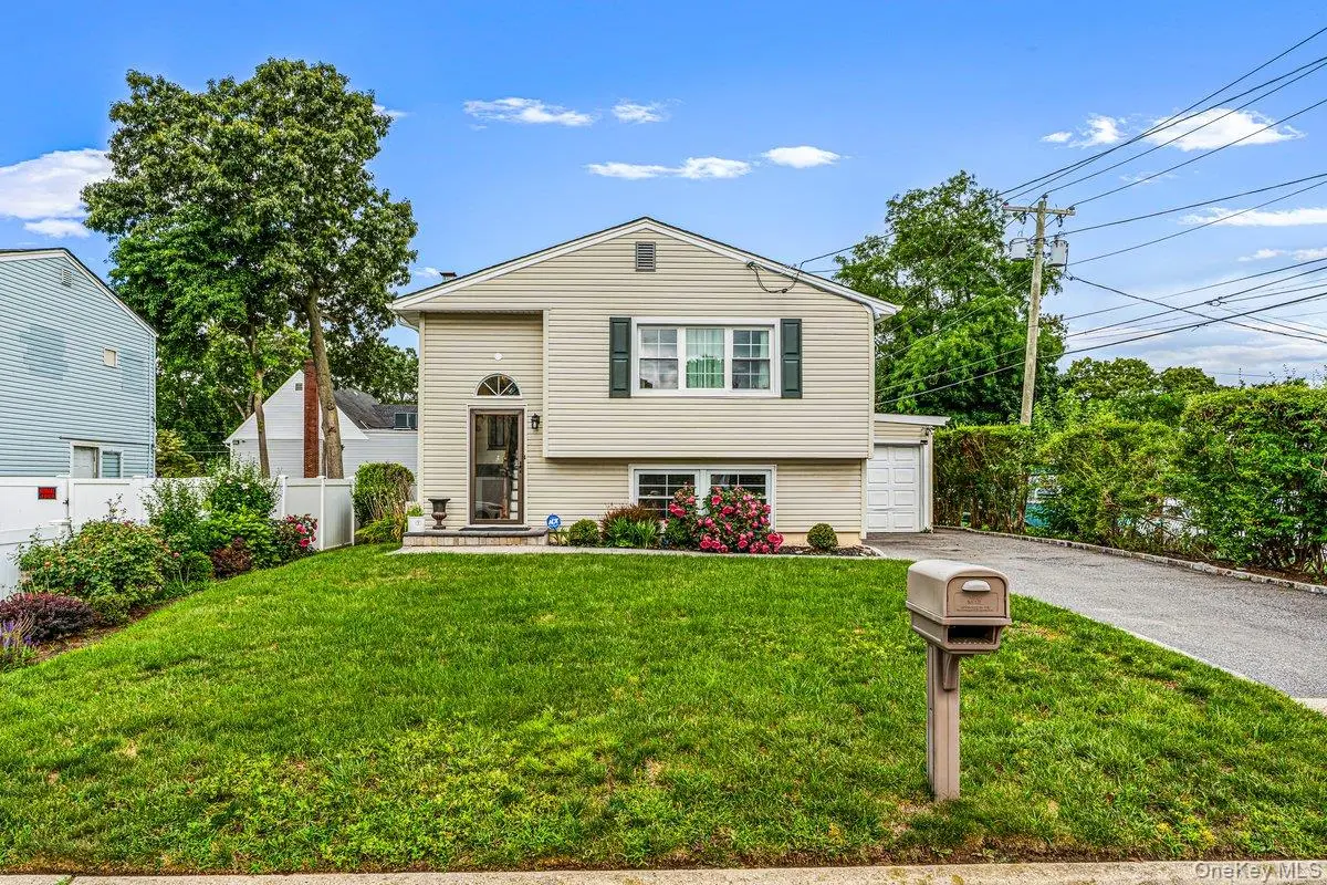 115 Margaretta AVE, Massapequa, NY 11758