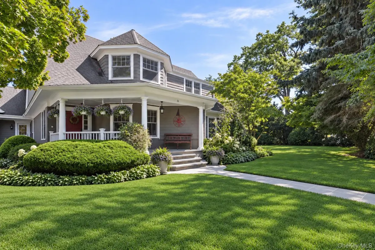 16 Middle DR, Manhasset, NY 11030