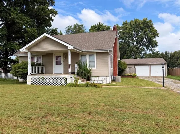 219 W 4th ST, Tonganoxie, KS 66086