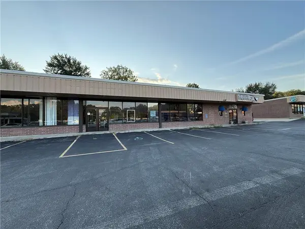 7407 N Oak Trafficway, Gladstone, MO 64118