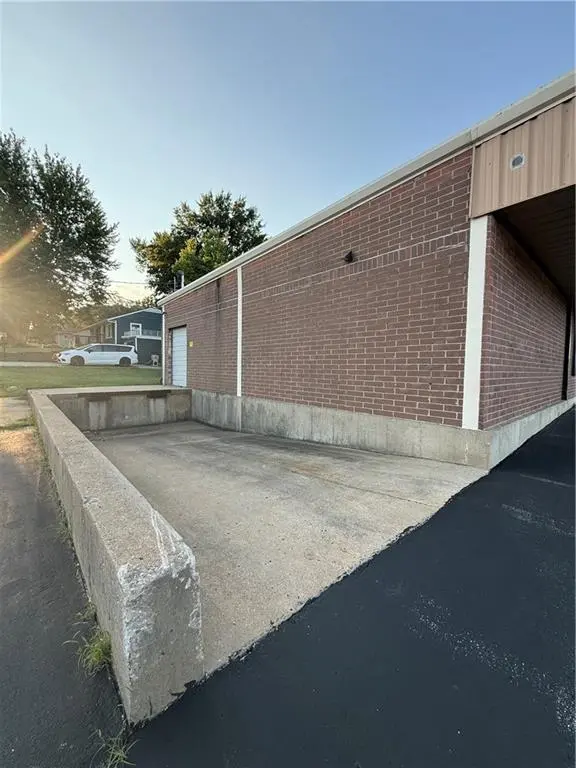 7407 N Oak Trafficway, Gladstone, MO 64118