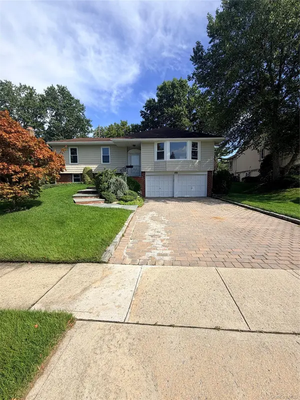 19 Carriage RD, Roslyn, NY 11576
