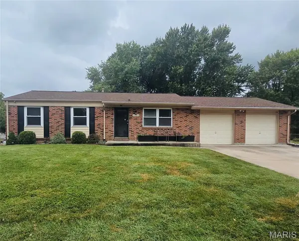 3305 Highgate LN, St Charles, MO 63301