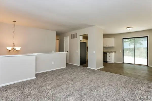 18 River Bluff DR, St Peters, MO 63376