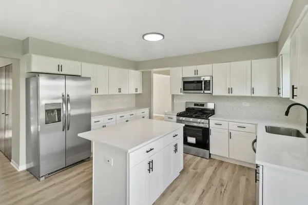 731 Roaring Brook LN, Algonquin, IL 60102