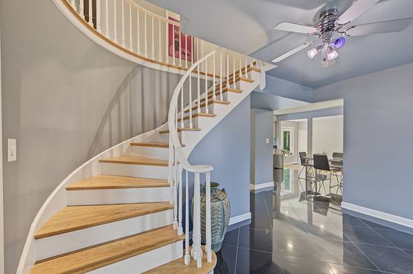 6 DOGWOOD RD, Rolling Meadows, IL 60008