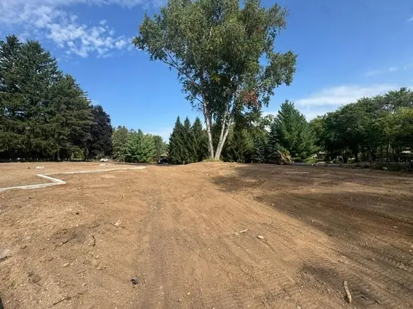 205 Deerwood LN N, Plymouth, MN 55441