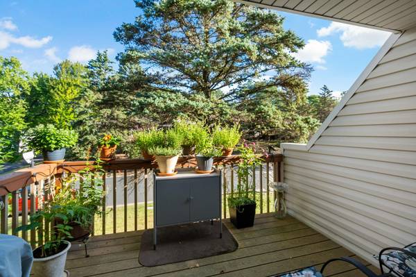 1177 Timbershore LN, Eagan, MN 55123