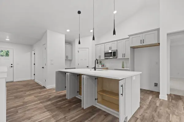 N9016 SOUTHTOWNE DR, Menasha, WI 54952